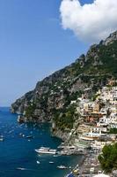 aéreo Visão do positano com confortável de praia e azul mar em amalfi costa dentro campânia, Itália. amalfi costa é popular viagem e feriado destino dentro Europa. foto