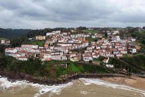 aéreo Visão do a lindo lastres Vila dentro astúrias, Espanha foto