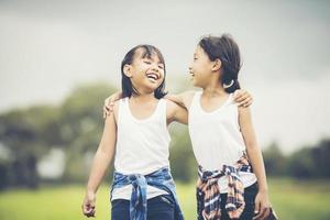 duas meninas se divertindo no parque foto