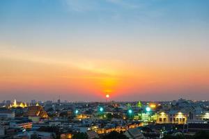 pôr do sol na cidade de Bangkok foto