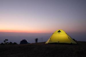 longa exposição de barraca de acampamento ao pôr do sol