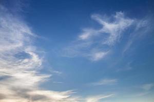 nuvens finas em um céu azul foto
