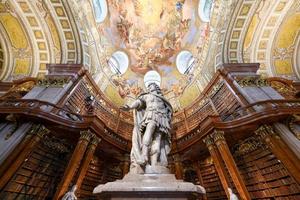 Áustria, Viena - Julho 14, 2021, a prunksaal, Centro do a velho imperial biblioteca dentro a austríaco nacional biblioteca. Viena Áustria. foto