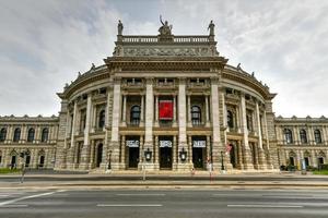 viena, Áustria - jul 17, 2021, lindo Visão do histórico burgtheater imperial quadra teatro com famoso salsicha ringstrasse dentro viena, Áustria foto