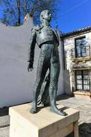 ronda, Andaluzia, Espanha - dezembro 1 2021, ao ar livre estátua do toureiro antonio ordonez dentro frente do a tourada arena foto