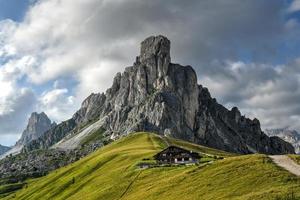 panorâmico Visão do passo giau dentro a dolomite montanhas do Itália. foto