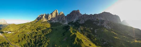 aéreo Visão do jardineira passar, passo jardim, rio frara, dolomiti, dolomitas, sul Tirol, Itália, unesco mundo herança. foto