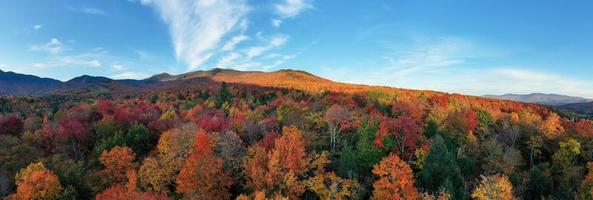 vista panorâmica do pico da folhagem de outono em smugglers notch, vermont. foto