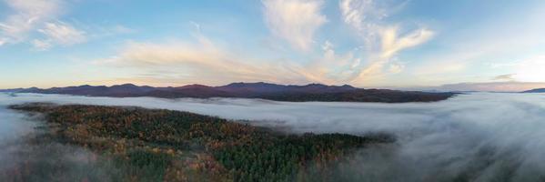 panorâmico Visão do pico outono folhagem dentro estocar, vermont. foto