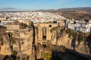 rochoso panorama do ronda cidade com puente nuevo ponte e edifícios, Andaluzia, Espanha foto