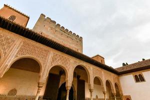 granada, Espanha - nov 29, 2021, intrincado detalhes do a alhambra dentro granada, Espanha dentro andaluzia. foto