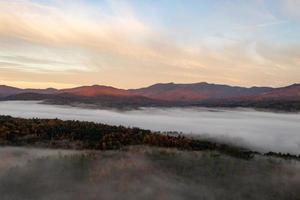 panorâmico Visão do pico outono folhagem dentro estocar, vermont. foto