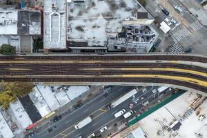 aéreo Visão ao longo a trem faixas do Coney ilha dentro brooklyn, Novo Iorque às nascer do sol. foto