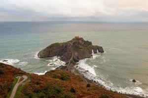 verde rochoso montanhas e litoral cenário, san Juan de gaztelugatxe, Espanha foto