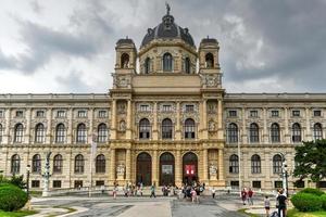 viena, Áustria - jul 17, 2021, lindo Visão do famoso Naturhistorisches museu natural história museu com parque e escultura dentro viena, Áustria. foto