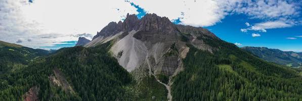 cores do a dolomites dentro a Funes Visão do a vale dentro sulista Tirol, Itália. verde grama, montanhas e azul céu. verão. foto