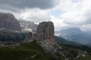 panorâmico panorama do a cinque Torri dentro a dolomite montanhas do Itália. foto