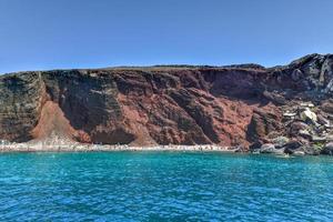 a famoso vermelho de praia dentro santorini, Grécia com uma azul céu. foto