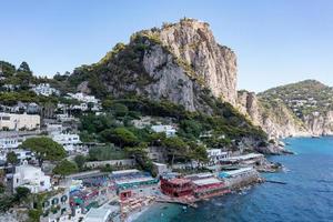 capri ilha em uma lindo verão dia ao longo a amalfi costa dentro Itália foto