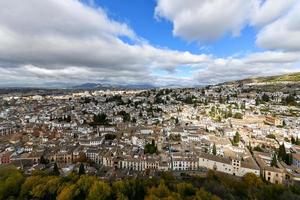 Visão a partir de a vela torre, Além disso chamado torre de la vela, uma parte do a Alcazaba dentro a alhambra, granada, Espanha. foto