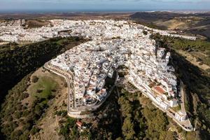 andaluz Cidade do vejer de la frontera com lindo campo em em uma ensolarado dia, cadiz província, Andaluzia. foto