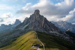 panorâmico Visão do passo giau dentro a dolomite montanhas do Itália. foto