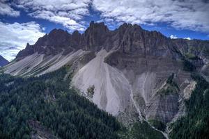 cores do a dolomites dentro a Funes Visão do a vale dentro sulista Tirol, Itália. verde grama, montanhas e azul céu. verão. foto