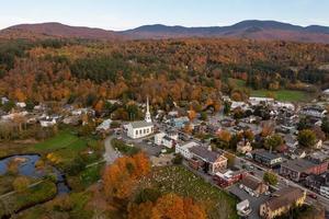 estocar, Vermont - outubro 12, 2021, branco comunidade Igreja dentro a famoso esqui Cidade do Stowe dentro Vermont durante a cair. foto