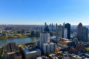 aéreo Visão do a arranha-céus ao longo Midtown leste dentro Manhattan, Novo Iorque cidade foto