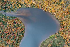 Colgate lago dentro interior Novo Iorque durante pico outono folhagem temporada. foto