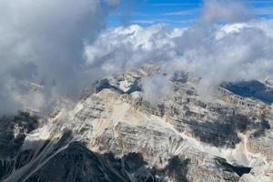 surpreendente panorama às a dolomites dentro Itália. dolomites unesco mundo herança dentro a verão tempo. espuma tirol. italiano Alpes. foto