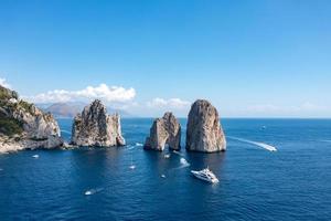 capri ilha em uma lindo verão dia ao longo a amalfi costa dentro Itália foto