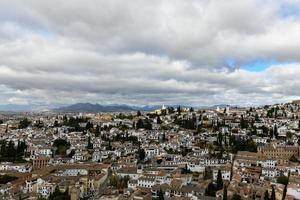 panorama do el Albayzin distrito dentro granada, Andaluzia, Espanha, retratado a partir de a torre del cubo dentro a alacazaba fortaleza. foto