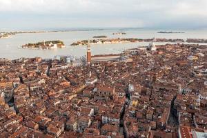 aéreo Visão do a velho veneziano telhados dentro Veneza, Itália. foto