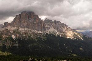 panorâmico panorama do a cinque Torri dentro a dolomite montanhas do Itália. foto