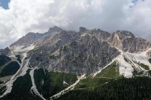 surpreendente panorama às a dolomites dentro Itália. dolomites unesco mundo herança dentro a verão tempo. espuma tirol. italiano Alpes. foto