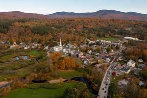 branco comunidade Igreja dentro a famoso esqui Cidade do Stowe dentro Vermont durante a cair. foto