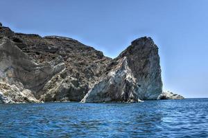 santorini branco de praia com uma brilhante azul céu e a azul mar dentro Grécia. foto