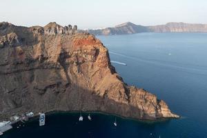 Visão do a falésias do thirasia dentro a caldeira do santorini, Cíclades ilhas, Grécia, Europa foto