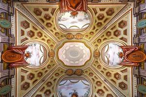 Caserta, Itália - agosto 21, 2021, uma interno Visão do a real Palácio do Caserta, uma histórico Palácio encomendado dentro a 18º século de Charles do bourbon, rei do Nápoles.