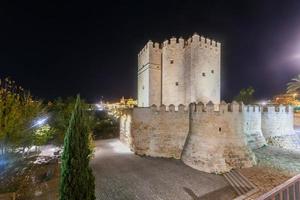 calahorra torre e romano ponte do Córdoba com a catedral - mesquita dentro fundo às noite. mundo herança cidade de unesco dentro Andaluzia, Espanha foto