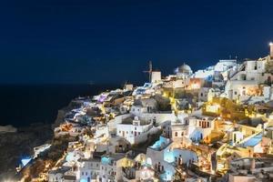 clássico oia, santorini Horizonte às noite com edifícios dentro Grécia. foto