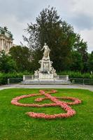 estátua do famoso compositor Wolfgang amadeus Mozart dentro a burggarten, viena, Áustria foto