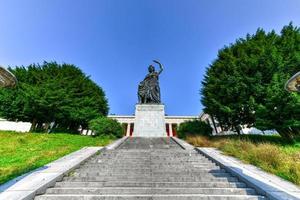 bavaria estátua e ruhmeshalle corredor do fama dentro Munique, Alemanha, theresienwiese. a estátua estava construído dentro 1850. foto