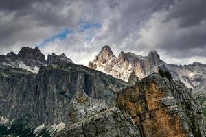 panorâmico panorama do a cinque Torri dentro a dolomite montanhas do Itália. foto