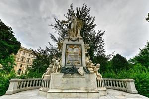 estátua do famoso compositor Wolfgang amadeus Mozart dentro a burggarten, viena, Áustria foto