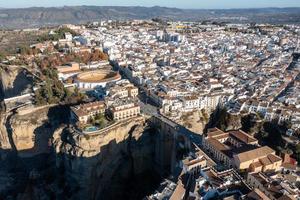 rochoso panorama do ronda cidade com puente nuevo ponte e edifícios, Andaluzia, Espanha foto