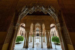 granada, Espanha - nov 29, 2021, pátio do a leões dentro a alhambra Palácio - obra-prima do mourisco arquitetura 14º século . foto