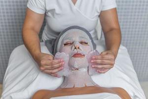 relaxante adulto mulher recebendo gua sha facial massagem tratamento de esteticista dentro spa foto