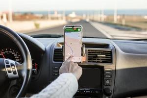 colheita motorista usando GPS navegador durante estrada viagem foto